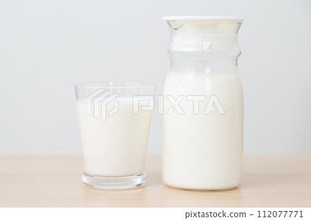 玻璃奶壺和一杯牛奶 112077771