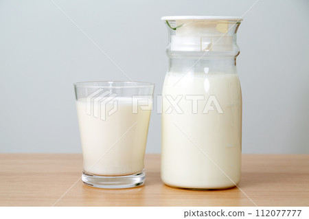 玻璃奶壺和一杯牛奶 玻璃奶壺和一杯牛奶 112077777