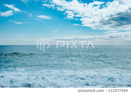 Sea and horizon with high waves and strong winds Sea and horizon with high waves and strong winds 112077884