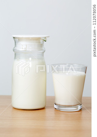 玻璃奶壺和一杯牛奶 112078056
