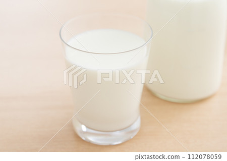 玻璃奶壺和一杯牛奶 112078059