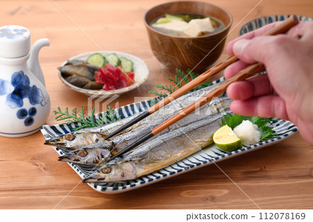 Whole dried saury, salt-grilled saury Whole dried saury, salt-grilled saury 112078169