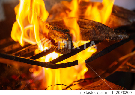 Seared straw-grilled bonito 112078200