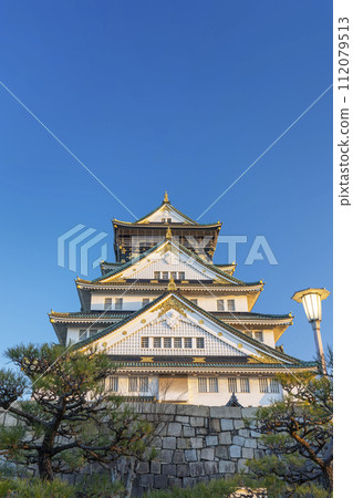 Osaka Castle tower illuminated by the morning sun Osaka Castle tower illuminated by the morning sun 112079513