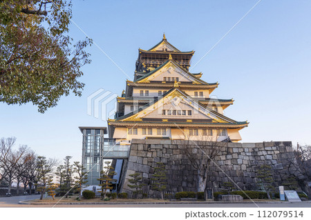 Osaka Castle tower illuminated by the morning sun 112079514