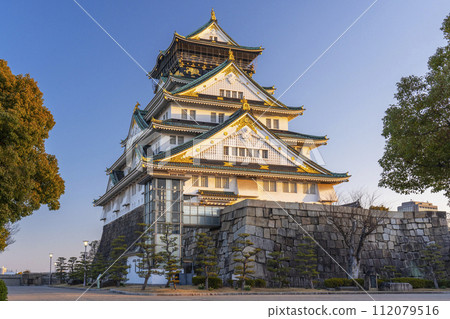 Osaka Castle tower illuminated by the morning sun 112079516