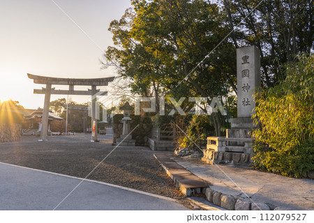 沐浴在清晨陽光下的大阪城豐國神社 112079527