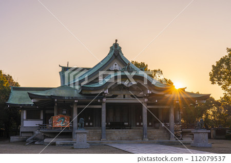 Main shrine of Osaka Castle Toyokuni Shrine bathed in the morning sun 112079537