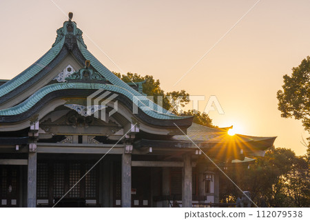 Main shrine of Osaka Castle Toyokuni Shrine bathed in the morning sun 112079538