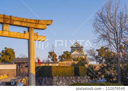 View of the Sakuramon gate and castle tower from Osaka Castle Toyokuni Shrine View of the Sakuramon gate and castle tower from Osaka Castle Toyokuni Shrine 112079540