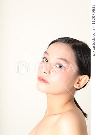 Beautiful woman  112079635