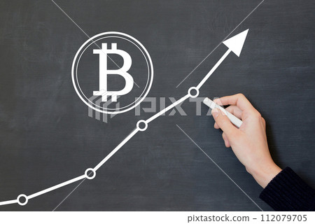 繪製比特幣圖表和上升趨勢的人的手 112079705