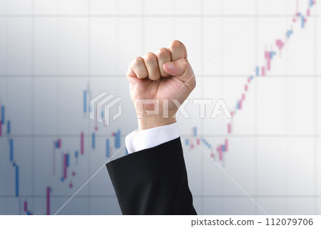 在股票圖表前舉起拳頭 在股票圖表前舉起拳頭 112079706