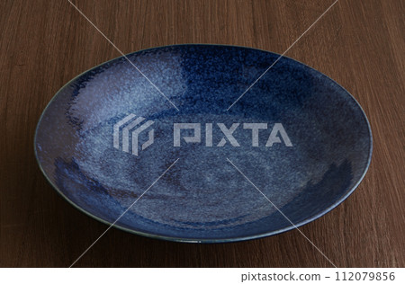 Blue plate 112079856