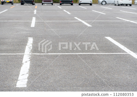 汽車停在停車場後方 112080353