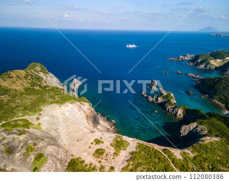 The beautiful blue sea and green forest can be seen from the Kamibiki Observation Deck, where you can see the large passenger ship (Sarubia Maru) sailing off the coast and the sea of Shikinejima and Niijima. 112080386