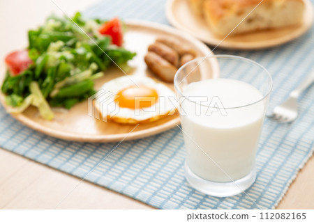 牛奶和麵包的早餐形象 牛奶和麵包的早餐形象 112082165