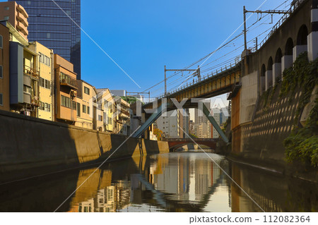 Sobuhonsen Kandagawa kyoryo, Trains passing a busy intersection Nov 27 2023 112082364