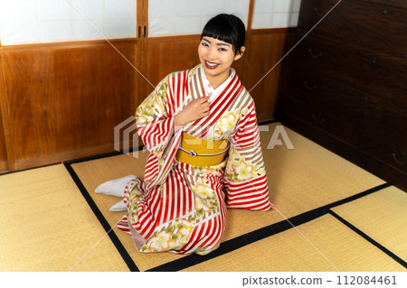穿和服的日本女人 穿和服的日本女人 112084461