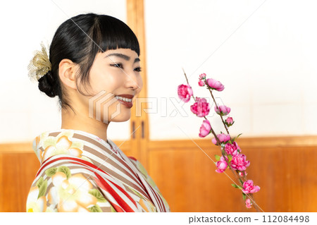 Japanese woman in kimono 112084498