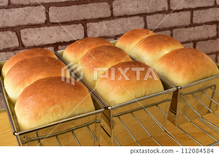 Freshly baked bread 112084584