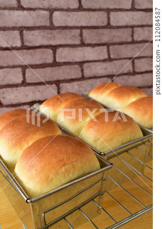 Freshly baked bread 112084587