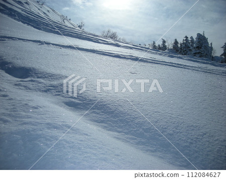 積雪覆蓋的斜坡 積雪覆蓋的斜坡 112084627