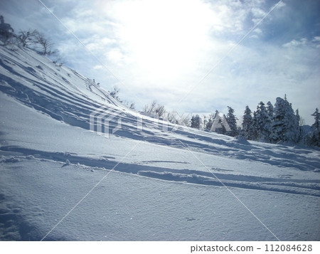 積雪覆蓋的斜坡 112084628