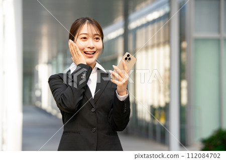 Young woman business newcomer smartphone 112084702