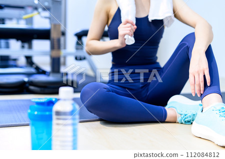 A young woman training her body at a personal gym, taking a break, background material, muscle training girl A young woman training her body at a personal gym, taking a break, background material, muscle training girl 112084812