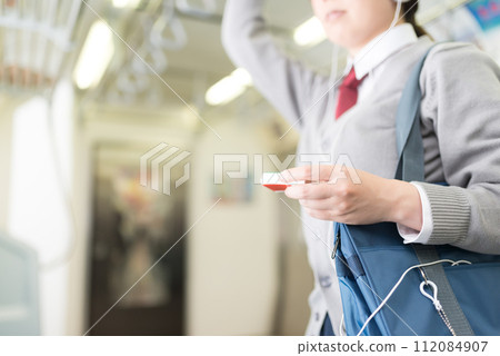 高中生乘坐火車上下學的照片 112084907