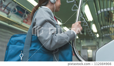 Image of high school students commuting to school by train 112084908