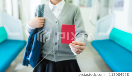 Image of high school students commuting to school by train 112084938