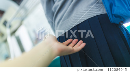 Image of high school students commuting to school by train 112084945