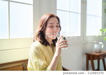 一個女人喝水 112085370
