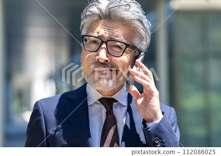 Senior male business smartphone Senior male business smartphone 112086025