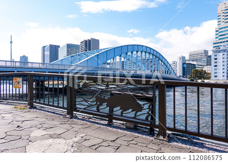 Eitai Bridge, a famous bridge spanning the Sumida River (Koto Ward, Tokyo) 112086575