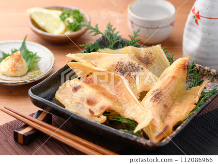 Grilled sea bream fin and sake 112086966