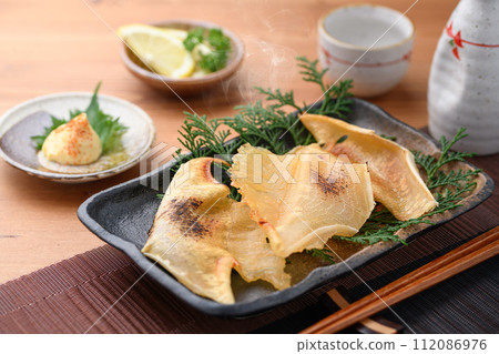 烤鯛魚翅和清酒 112086976