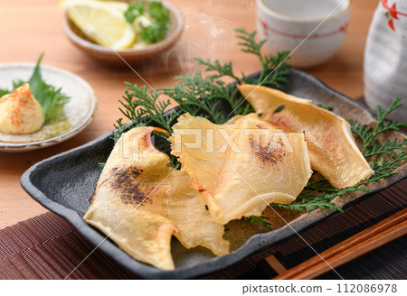 烤鯛魚翅和清酒 112086978