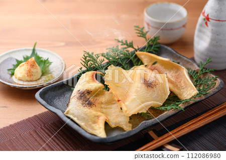 烤鯛魚翅和清酒 烤鯛魚翅和清酒 112086980