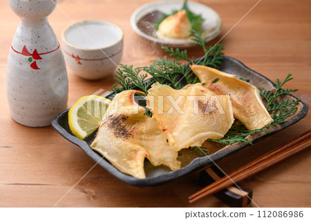 烤鯛魚翅和清酒 烤鯛魚翅和清酒 112086986