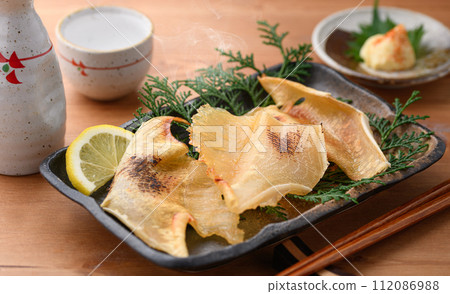 烤鯛魚翅和清酒 烤鯛魚翅和清酒 112086988