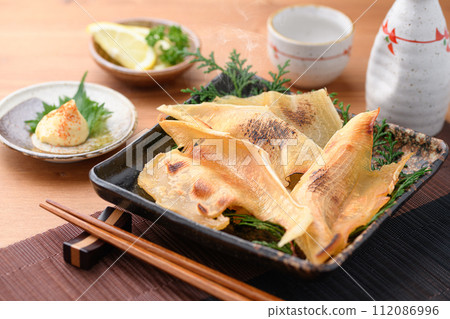 Grilled sea bream fin and sake 112086996