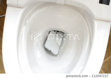 智慧型手機掉進抽水馬桶 112087227