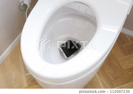 智慧型手機掉進抽水馬桶 112087230