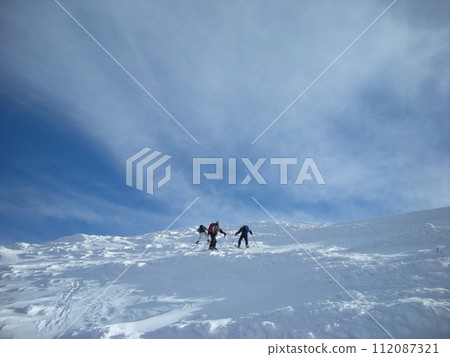 A telemarker aiming for the top of Mt. Sandan, which feels great even though it's -20℃ A telemarker aiming for the top of Mt. Sandan, which feels great even though it's -20℃ 112087321