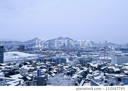 Daebusan and Guryongsan in snow (view from Seongnam City, Gyeonggi-do) 112087745