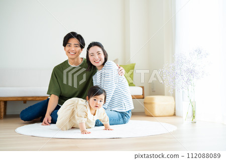 Parent and child in the living room Parent and child in the living room 112088089