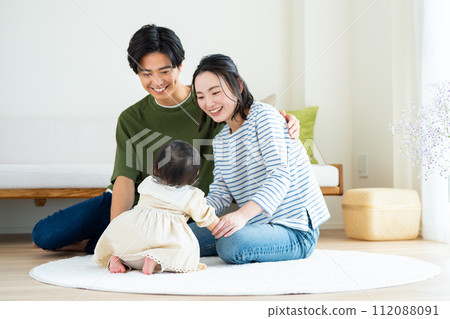 Parent and child in the living room　 112088091